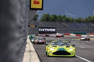 Der Aston Martin wird eingebremst