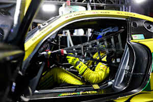 Maro Engel im Cockpit des Mercedes-AMG GT3