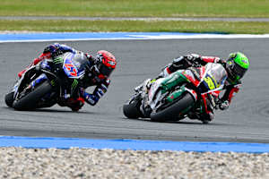 Cal Crutchlow vor Yamaha-Tester Augusto Fernandez