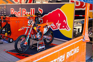 Die Werks-KTM von Eli Tomac bleibt vorerst im Paddock