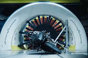 Ein Prototyp der CFMoto V4 SR-RR bei Aerodynamiktests im Windkanal