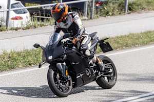 Der Prototyp der 790RC fährt in der Verkleidung der 990RC R spazieren