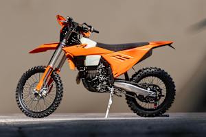 Erwischt: KTM 450 EXC-F mit hinterer Aufhängung mit Umlenkhebelei