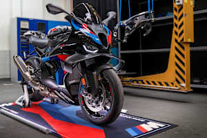 BMW M1000RR, Modelljahr 2027: Äusserlich mit dem Vormodell identisch