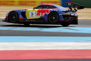 Der Verstappen Racing Mercedes-AMG GT3 fliegt zum Sieg