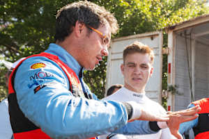 Thierry Neuville und der überraschend in Führung liegende Hayden Paddon