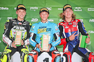 Moto 4 Champion Robin Siegert in der Mitte