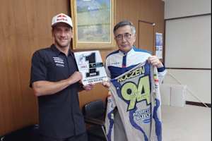 Ken Roczen mit Suzuki-Präsident Toshihiro Suzuki