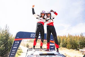 Freuen sich über zweiten Saisonsieg: Oliver Solberg und Elliott Edmondson
