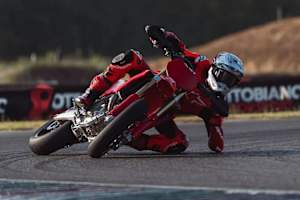 Ducati Desmo 450SM: Auch mit der Supermoto brauchts Ellenbogenschleifer