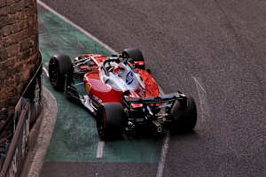 Charles Leclerc vor der Burgmauer
