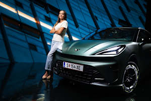 ServusTV-Moderatorin Andrea Schlager mit dem neuen CUPRA Raval.