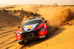 Hyundai-Pilot Adrien Fourmaux im saudi-arabischen Wüstensand 2025
