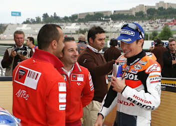 Nicky Hayden freundet sich bereits mit seinem neuen Team an.