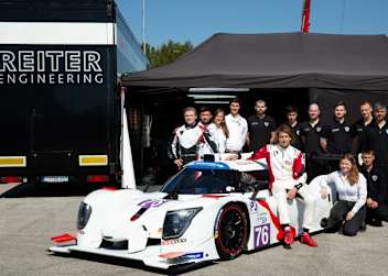 Das Team von Reiter Engineering zusammen mit dem Ligier JS P320 und Freddie Hunt (sitzend)