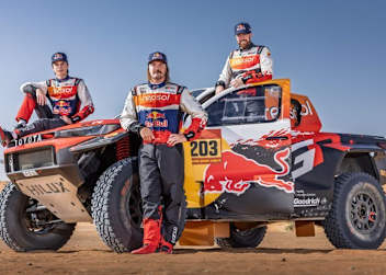 Toby Price (rechts) tritt neu im Toyota Gazoo-Werksteam zusammen mit Seth Qunitero (links) und Henk Lategan bei der Dakar an