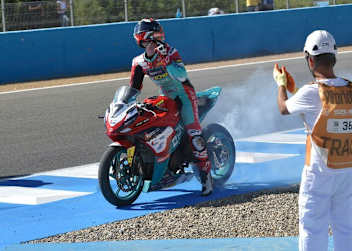 Großer Jubel: Benat Fernandez, Team#109 und Kove sind Supersport-300-Weltmeister