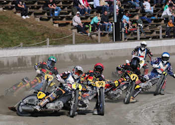 Mario Niedermeier (10) zeigte bei seinem Debüt eine gute Leistung