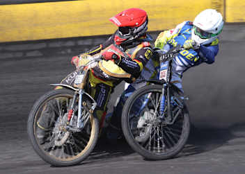 Norick Blödorn vor Philip Hellström-Bängs