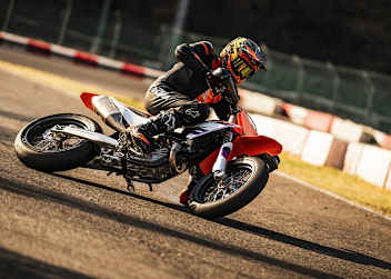 KTM 450SMR: Serienmässig auf den Supermoto-Rennstreckeneinsatz ausgelegt