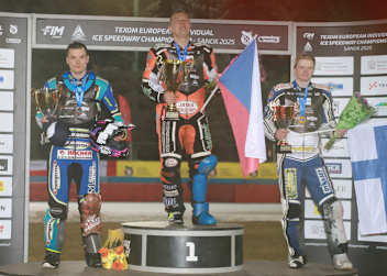 Das Podest in Sanok mit dem Sieger Lukas Hutla, Luca Bauer und Max Koivula