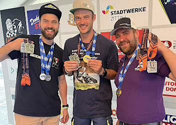 Thomas Altendorfer, Philipp Neumüller und Thomas Mitgutsch mit ihrer Ausbeute beim Lückendorfer Bergrennen