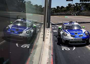 Theo Oeverhaus fliegt im Proton Huber Competition-Fahrzeug auf die Pole