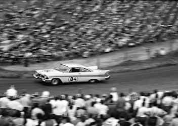 Der "Eilgenosse" Marcel Petre mit seinem Plymouth-Straßenkreuzer durchpfeilt im Jahre 1959 die Holzschlägermatte