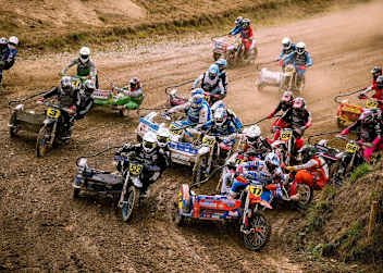 Gedränge beim ersten Start: Prümmer (#17),dahinter Foden, Häcker (#513), Peter (#20), Erlecke (#55), Seifert (#3), Hofmann (#124), Hengster (#914), Knübben (#127)