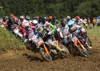 MX2-Sieger Maximilian Ernecker (vorne)