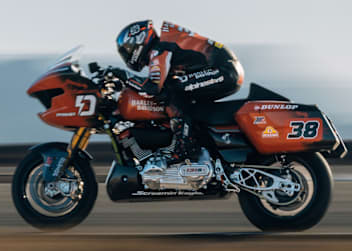 Der ehemalige MotoGP-Pilot Bradley Smith auf der Renn-Harley.