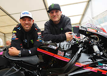 8TEN Racing: Peter Hickman (li.) und Davey Todd