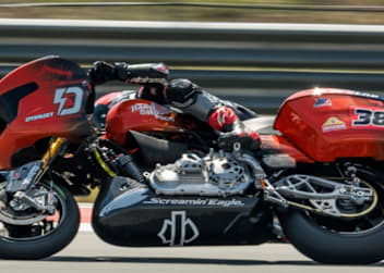 Ex-MotoGP-Pilot Bradley Smith hat Spaß mit seinem Bagger