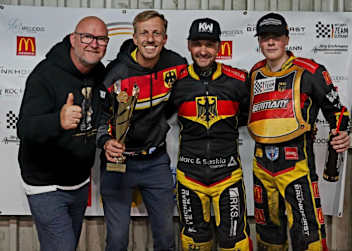 Von links: Sponsor Jörg Grohmann, Matze Bartz, Kevin Wölbert und Norick Blödorn
