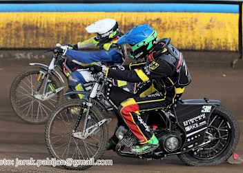 Kevin Wölbert (Blau) steht im SGP-Challenge