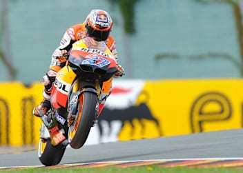 Ein Wheelie von Polesetter Casey Stoner