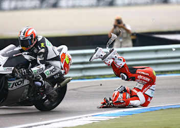 Bautista in Assen: Aoyama ins Heck geknallt