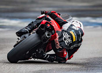 Der Pole will nach dem Titel greifen