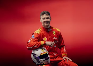 Phil Hanson im offiziellen Ferrari-Overall