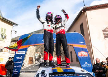 Oliver Solberg/Elliott Edmondson feiern ihren Rallye-Monte Carlo-Sieg