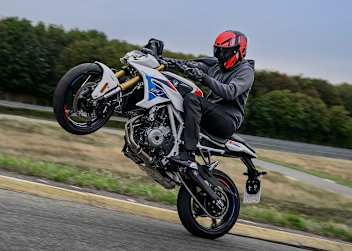 BMW F450R mit erhobenem Vorderrad: BMW ist keine Altherrenmarke mehr