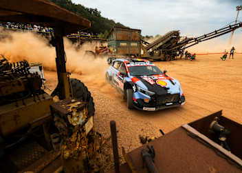 Thierry Neuville führt im Staub von Sardinien