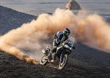 Die CF Moto 1000 MT-X wirbelt Staub auf – auch im übertragenen Sinne 