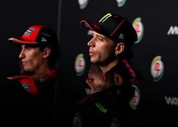 Marco Bezzecchi mit MotoGP-Weltmeister Marc Marquez