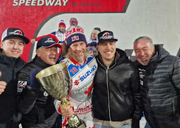 Sieger Franz Zorn mit großem Pokal