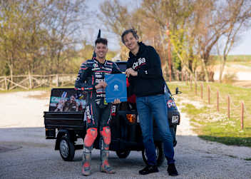 Übergabe der Fahrzeugdokumente durch Racing-Chef Massimo Rivola