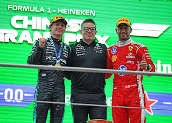 Kimi Antonelli, Pete Bonnington und Lewis Hamilton