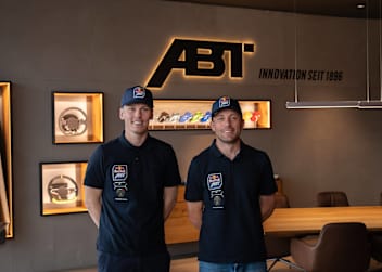 Luca Engstler und Marco Mapelli in Red Bull-Farben in der DTM