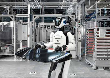 Aufgabe für Roboter: Karosserieteile rumschleppen und platzieren