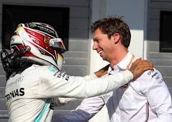Lewis Hamilton und James Vowles, damals Mercedes-Chefstratege, 2019